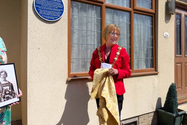 Former Mayor Coun Kath Benson unveiling a blue plaque honouring Audrey Mosson