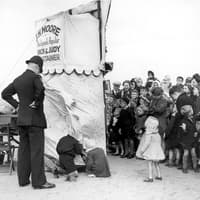 Blackpool Retro: 27 amazing retro pictures showing how Blackpool beach has changed in the last 100 years