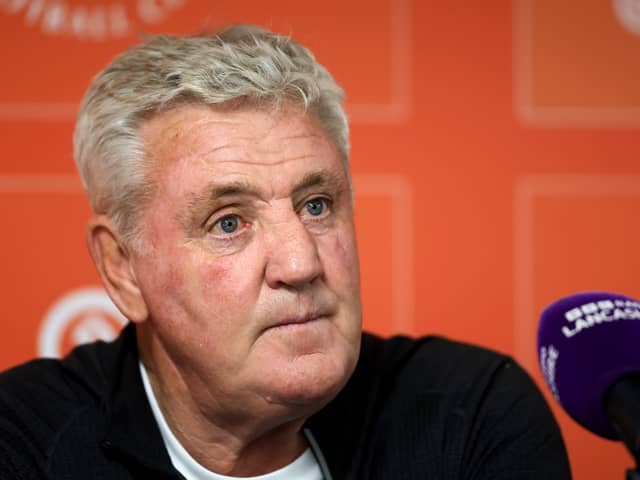Steve Bruce has been speaking about Blackpool’s transfers for over a month. The Seasiders are navigating through a difficult month for business. 