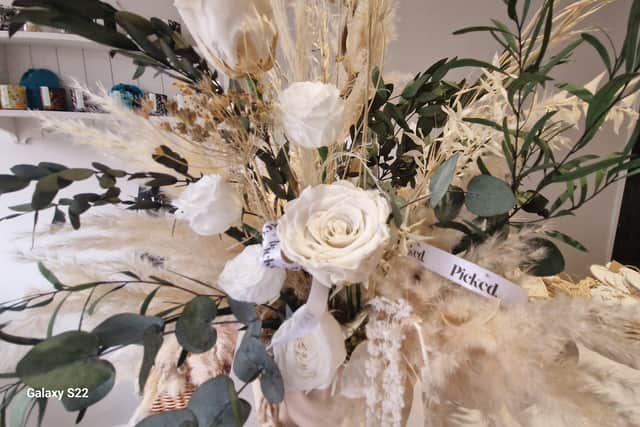 Spendid white rose presentation at Picked