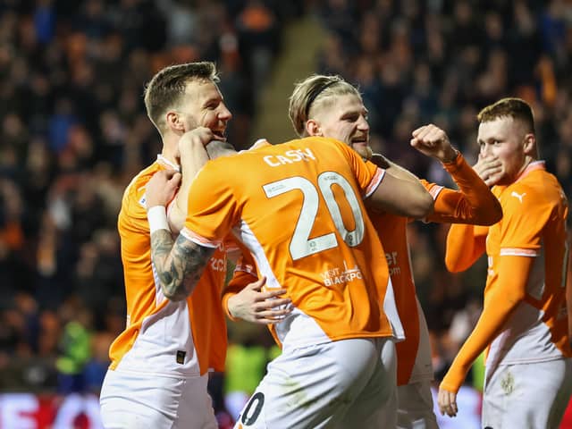 Lee Evans picked up a knock on Tuesday night (Photographer Lee Parker / CameraSport)