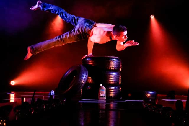 screengrab of handstand acrobat Robert Choinka from Germany