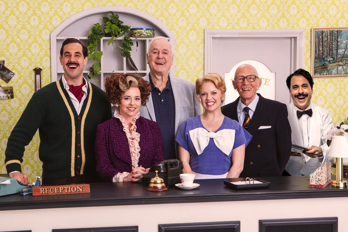 John Cleese sagt: „Comedy ist zeitlos“, während die Bühnenshow von Fawlty ...