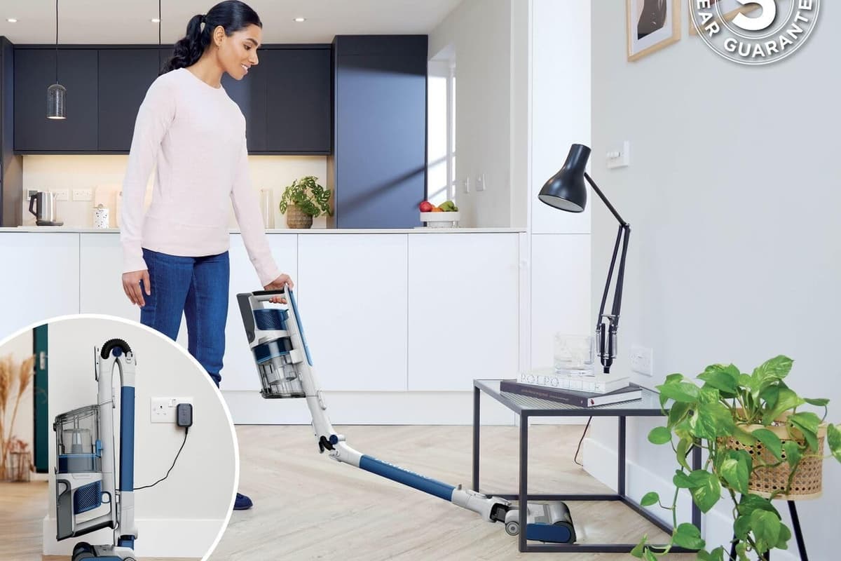 Der kabellose Shark PowerPro-Staubsauger ist im großen ...