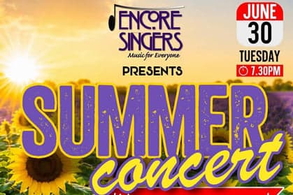Musikfans sind zum Sommerkonzert der Encore Singers in der ...