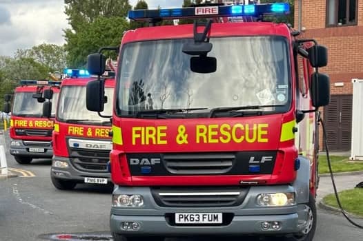 Fünf Feuerwehrwagen rücken zu einem Großbrand im ersten Stock eines ...