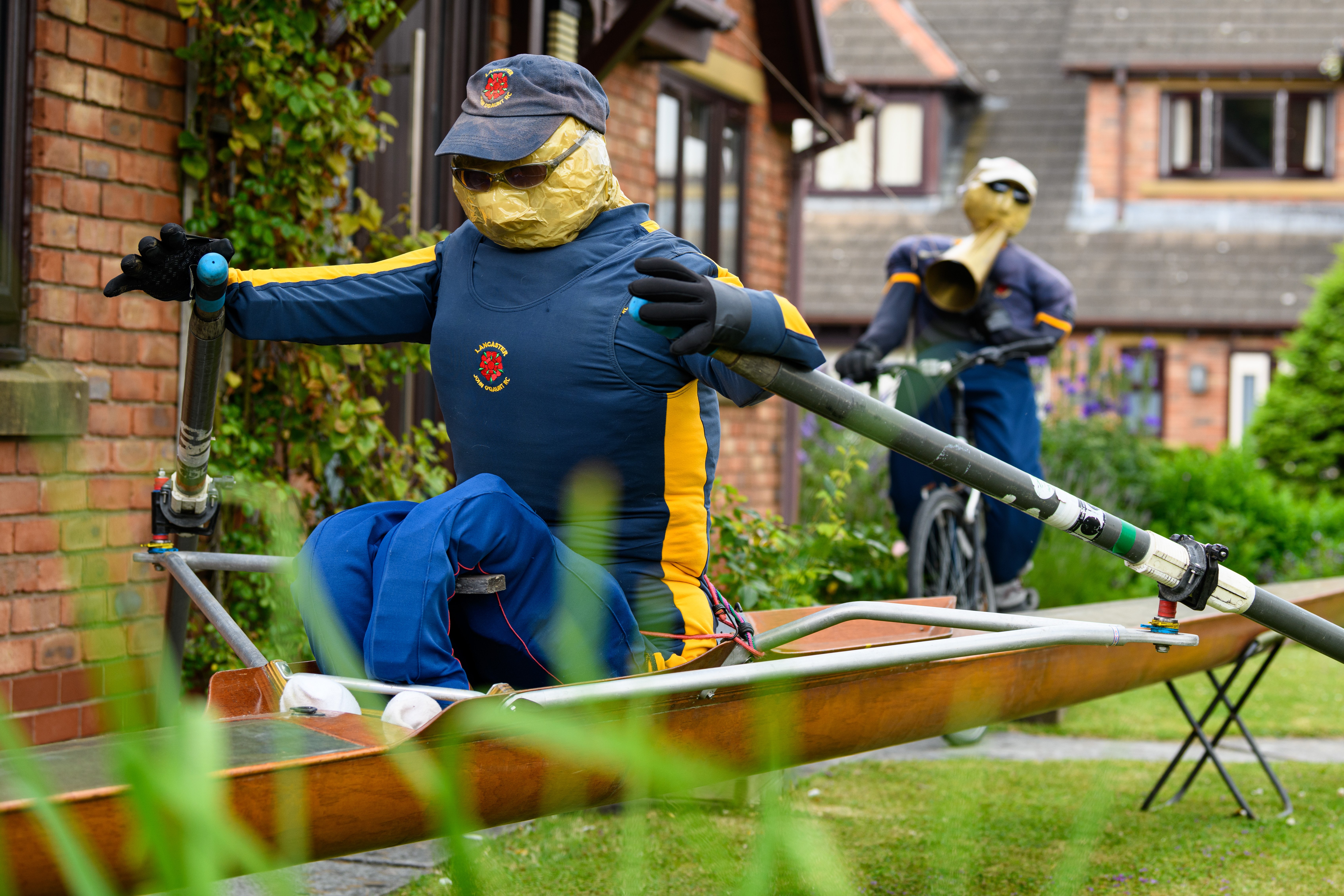 22 lustige und skurrile Szenen vom Garstang Scarecrow Festival 2026