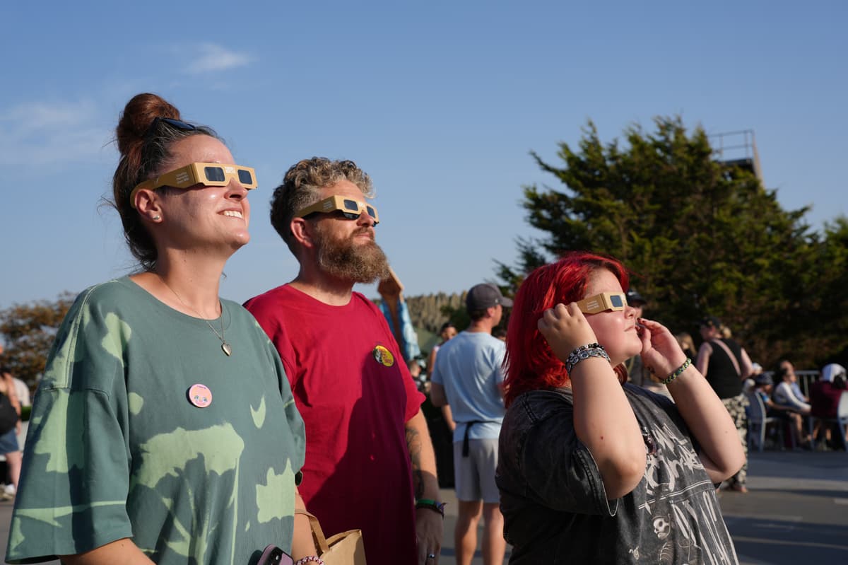 18 brilliant pictures of crowds gathering for the solar eclipse at ...