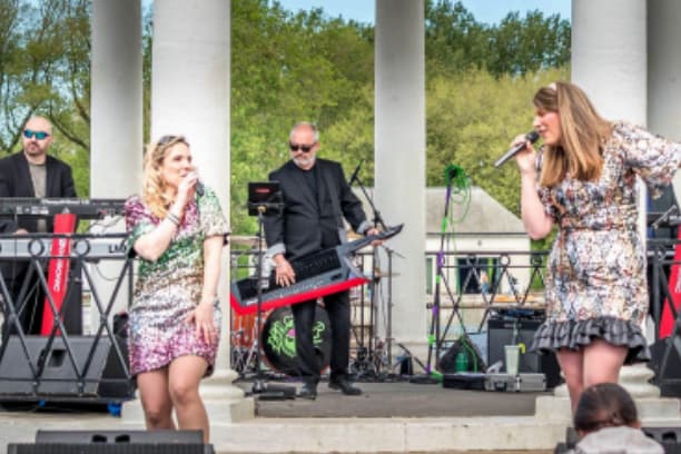„Wir wagen es, anders zu sein“ – | Die Blackpooler Band Electro 90s ...