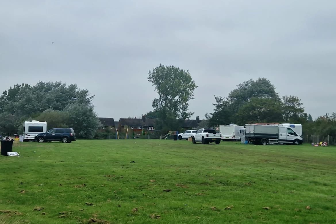Reisende haben sich im Mereside Park in Blackpool niedergelassen; ...