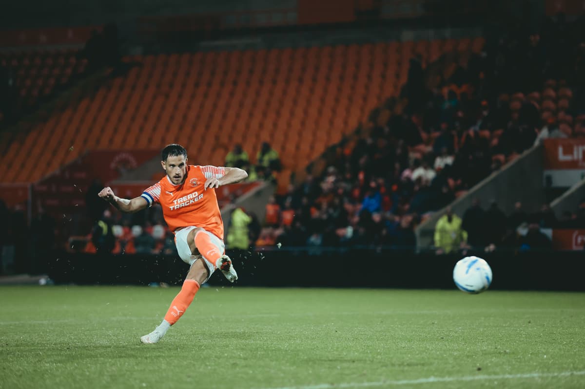 Blackpool-Trainer Ian Evatt fordert nach dem Sieg in der Jersey Mike's ...