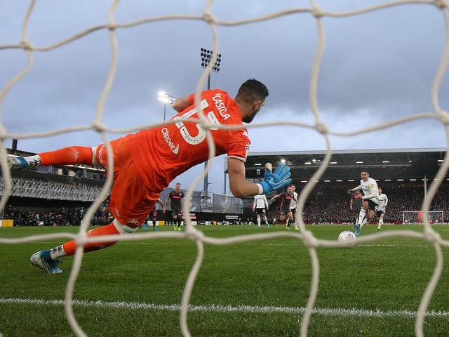 Deciding which way to kick during penalty shoot-out has been explained