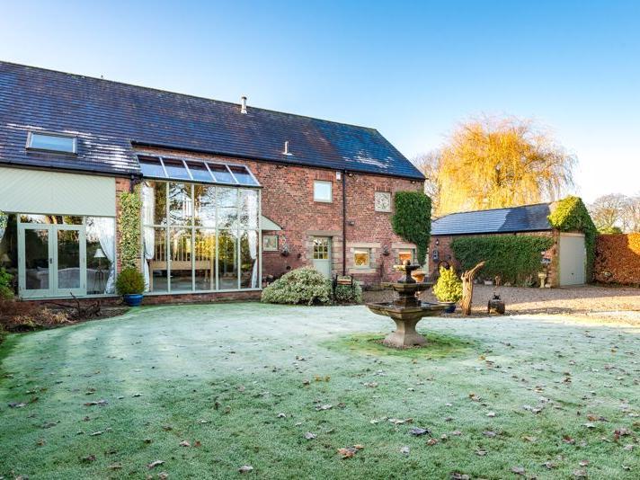 Exterior (credit: Arnold and Phillips Estate Agents)