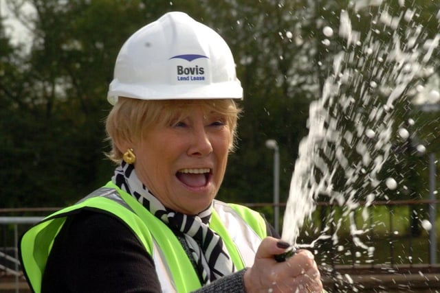 Leeds-born Coronation Street Liz Dawn celebrated work starting at the site of the new oncology centre at St James's Hospital.