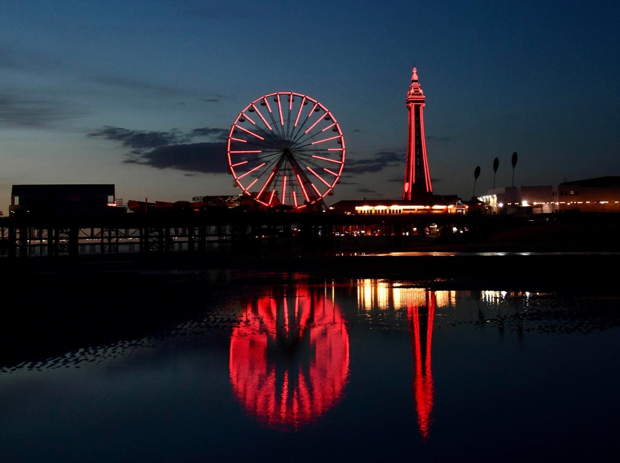 Jordan banks, from the lancashire town, was killed after being hit by lightning on a football field on wednesday evening, blackpool tower lit up red in tribute to jordan, with a post on twitter saying the. Blackpool Tower lit up in red as resort pays tribute to ...