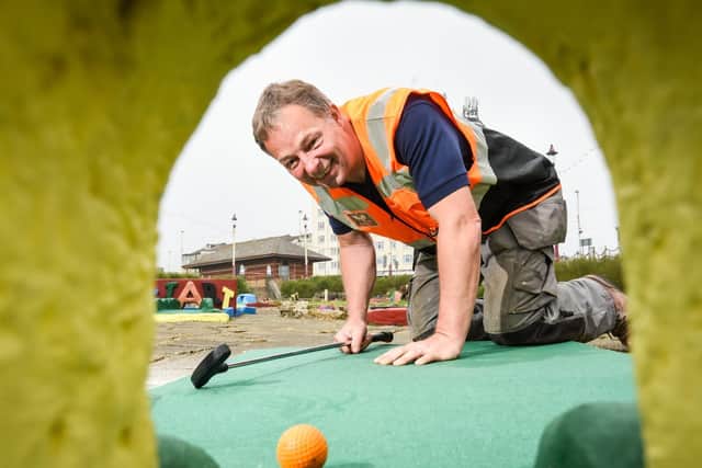 Paul Rawson tests the course