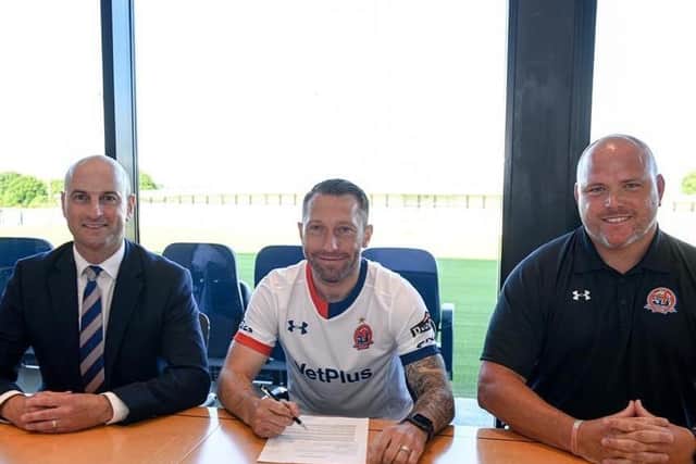 Stephen Dobbie has agreed a one-year deal as a player and academy coach at Fylde