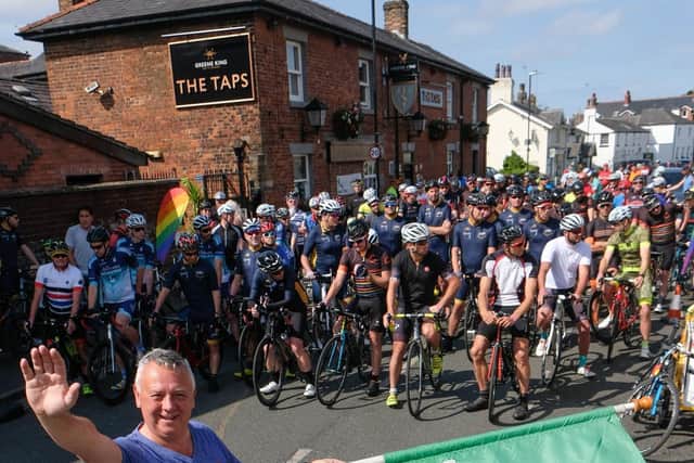 Taps landlord Steve Norris sets participants off on the 2019 ride