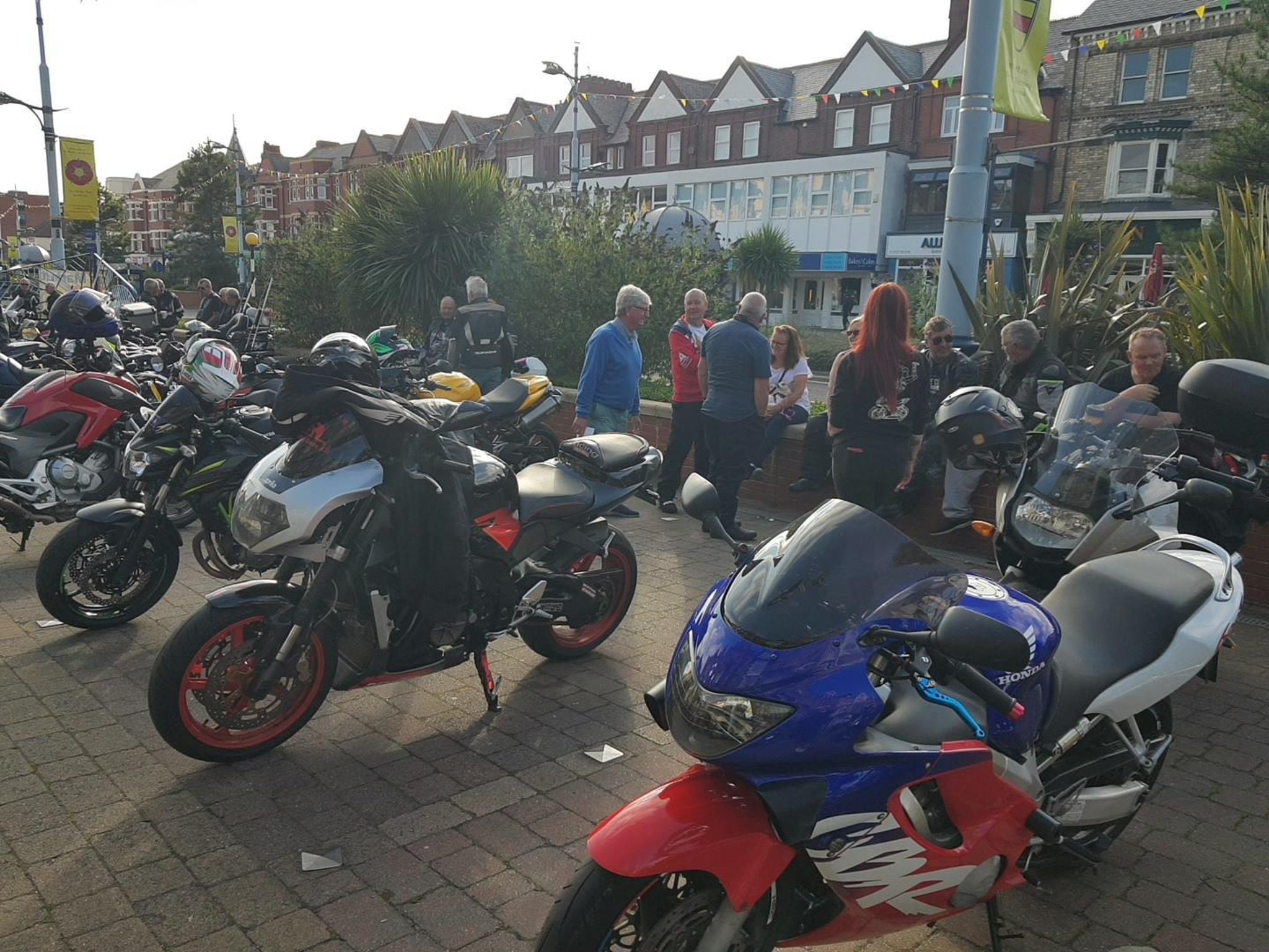 El entretenimiento eleva el estado de ánimo en una noche de motociclistas en St Annes