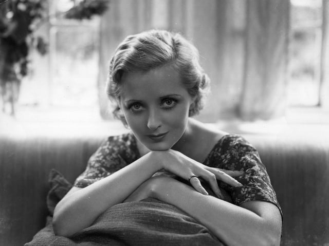 Evelyn Laye at her home, 1932. Photo: Getty Images