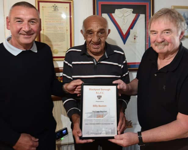 Billy Boston receives his Blackpool Borough heritage number 
certificate from Keith Sutch (left) of the club’s Heritage Group and former player Graham Mayor (right)