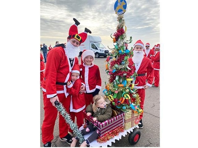 Aaron, Kieran, Lara, Reece and Skye Batson from Lewes came along with their home-made chariot. Aaron explained that each year they create a new version of the chariot, and the smallest member of the team (this year it’s Skye) get to be pulled along while the others run!
