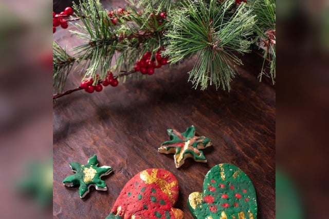 用个人风格装饰圣诞树是让庆祝活动更有个性的简单方法。用盐面团可以很容易地自制装饰品。普通面粉、食盐和水的混合物很容易成型，也不会太乱。让孩子们自由发挥，然后大人烤好这些创意，用绳子把它们挂在树上。