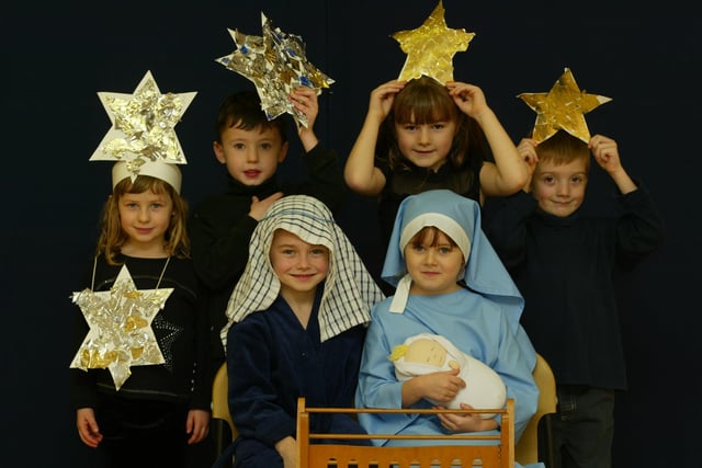 HOR 051206 Nativity, Leechpool Primary. Shelley Hay 6 as Mary and Ryan Merchant 6 as Joseph and stars left to right Jasmine Grinstead 5, Jamie Wooding 5, Hannah Bourne 6 and Matthew Irving 5. DM MAYOAK0003376032