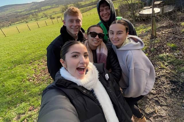 Sophia, her best friends and her fiance´Ashton.