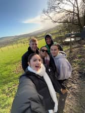 Sophia, her best friends and her fiance´Ashton.