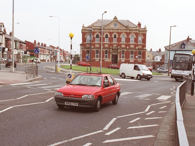 Central Drive at the Grasmere Road junction in 1999