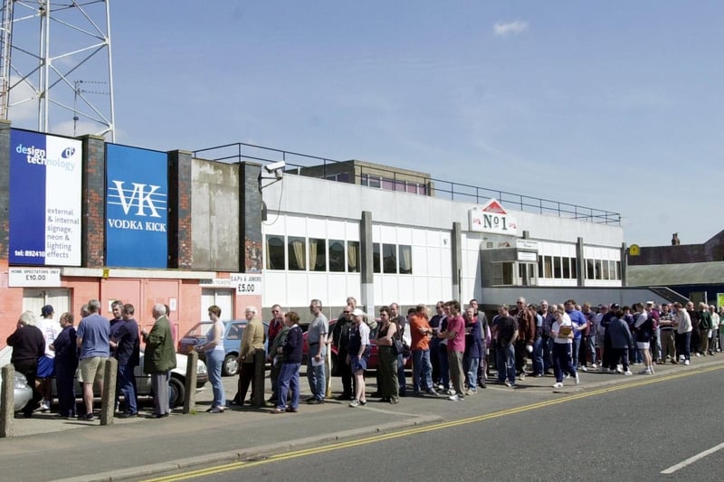 Blackpool fans queue along Bloomfield Rd for play-off tickets in 2001