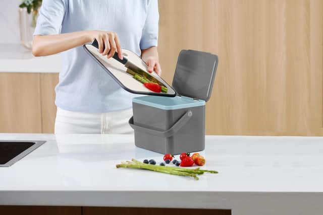 A generous but compact 4L capacity counter top bin, the EKO Food Waste Deco Caddy is useful for any kitchen