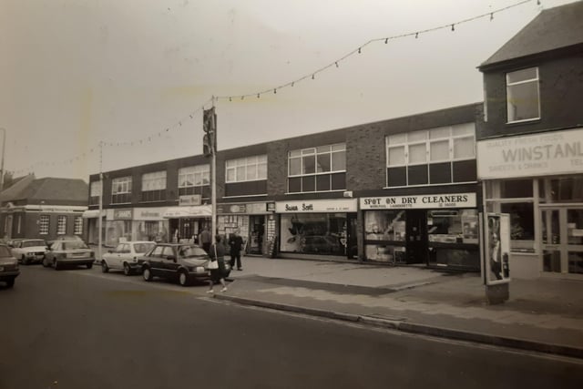 The caption on the back of this photo says 'Far from the crowds - a superb selection of shops in red Bank Road'. Can you remember these shops? This was November 1989