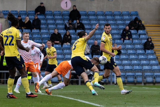 There's an average attendance of 8,950 at the Kassam Stadium.