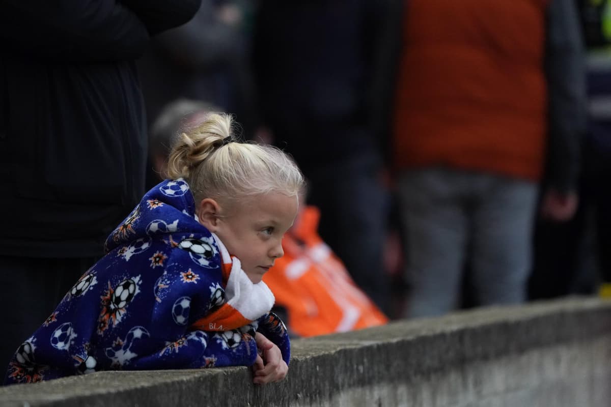 Galerie: 20 Fotos der treuen Blackpool-Fans, die in Leyton Orient ...