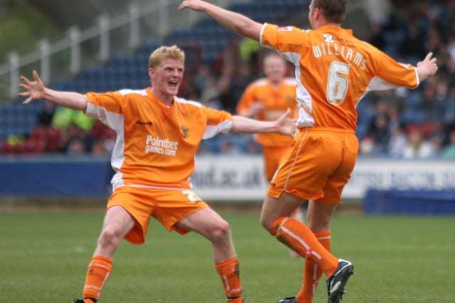 Claus Jorgensen congratulates goalscorer Robbie Williams