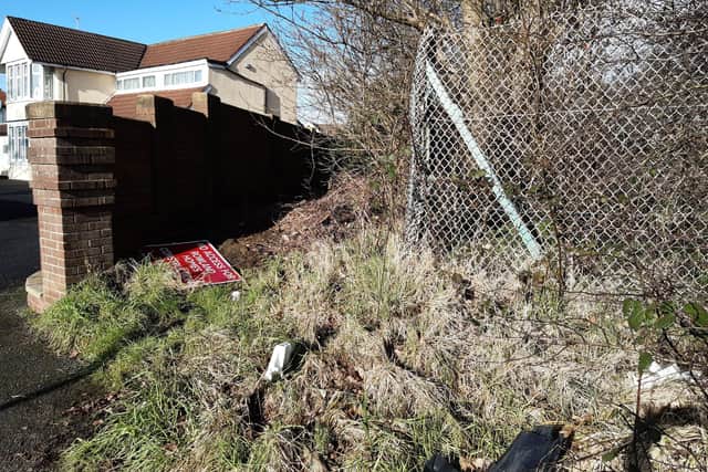 The entrance to footpath 11 before it was cleared