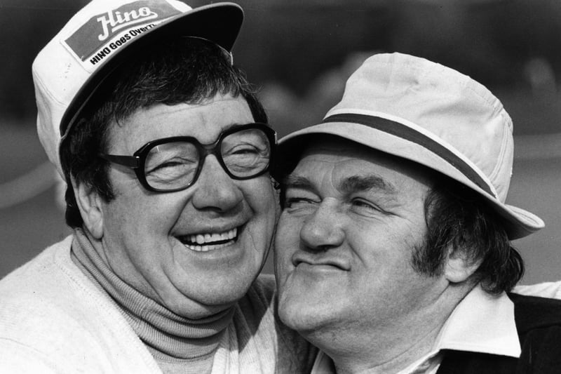 Les Dawson with good friend and fellow golf fanatic Frank Carson in April 1982