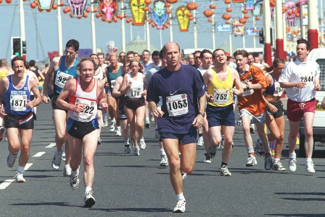 Runners head for the half way post in 1998