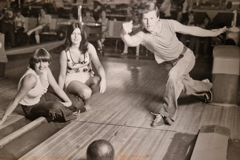 Tanya Turnbull of Belvedere Road gets a close-up look at tghe tournament lanes at Cala Gran. Bowl manager Nigel Holt checks the lanes are in shape. 1970s?