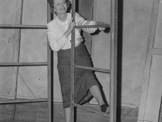 Stage star Eveleyn Laye lends a hand in fixing scenery which had been delayed on the way from Derby at the Grand Theatre. Blackpool, in readiness for the play September Tide - April 3, 1950