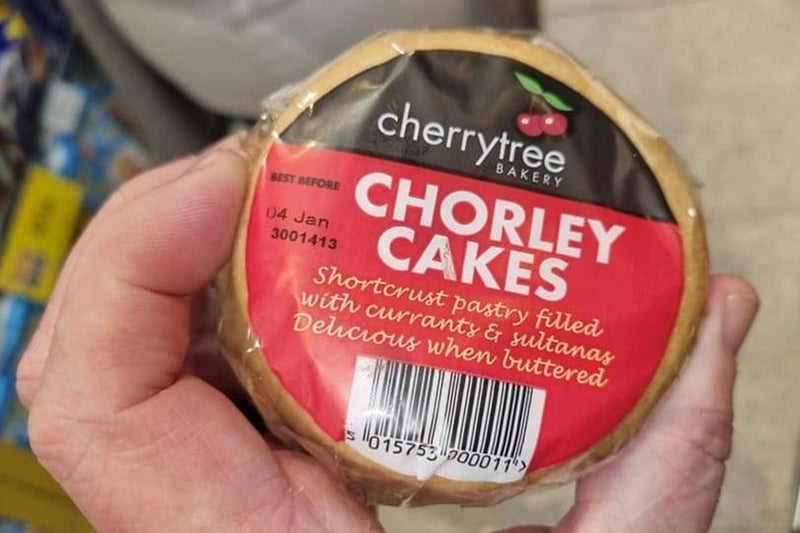 Despite their name, Chorley Cakes are not actually made in Chorley, but rather baked in Burnley. They are essentially individual hand pies filled with plump and juicy currants plus a little sugar, traditionally associated with the town of Chorley.