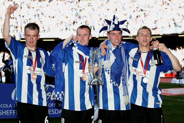 The first season in this shirt didn't go well as the Owls finished 16th in Division Two, but remains the only shirt to be pictured with a trophy since 1990 after SWFC won the 2005 League One Play-Offs.