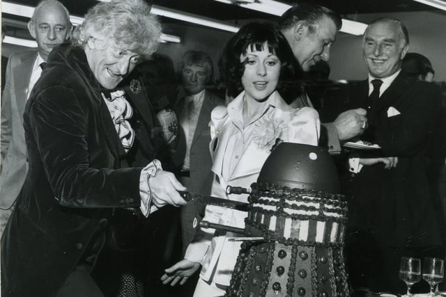 Dr Who ( Jon Pertwee ) and Sarah Jane Smith ( Elisabeth Sladen ) with a chocolate Dalek baked especially for the opening of the Dr Who Exhibition in Blackpool