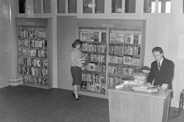 35 remarkable pictures that rewind to the late 1950s showing the people ...