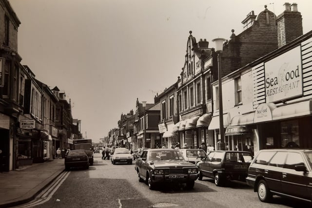 Bond Street in 1989. The New Seafood Restaurant to the right with shops spanning out on both sides in the distance