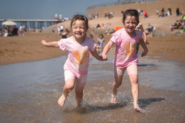 Holidaymakers enjoy the hot weather in Blackpool. Grace and Faith O'Callaghan, aged 5 and 6.