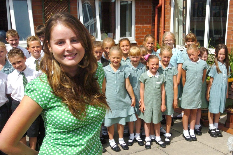 Teacher Laura Neale with pupils from her class at Shakespeare Primary School, 2006. Laura had won a Top Teacher Competition