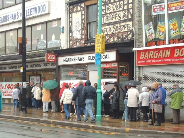 Customers queue outside Hearnshaws in Lord Street for the start of its closing down sale in 2003